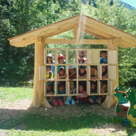 Holzhaus mit Schule Heiden